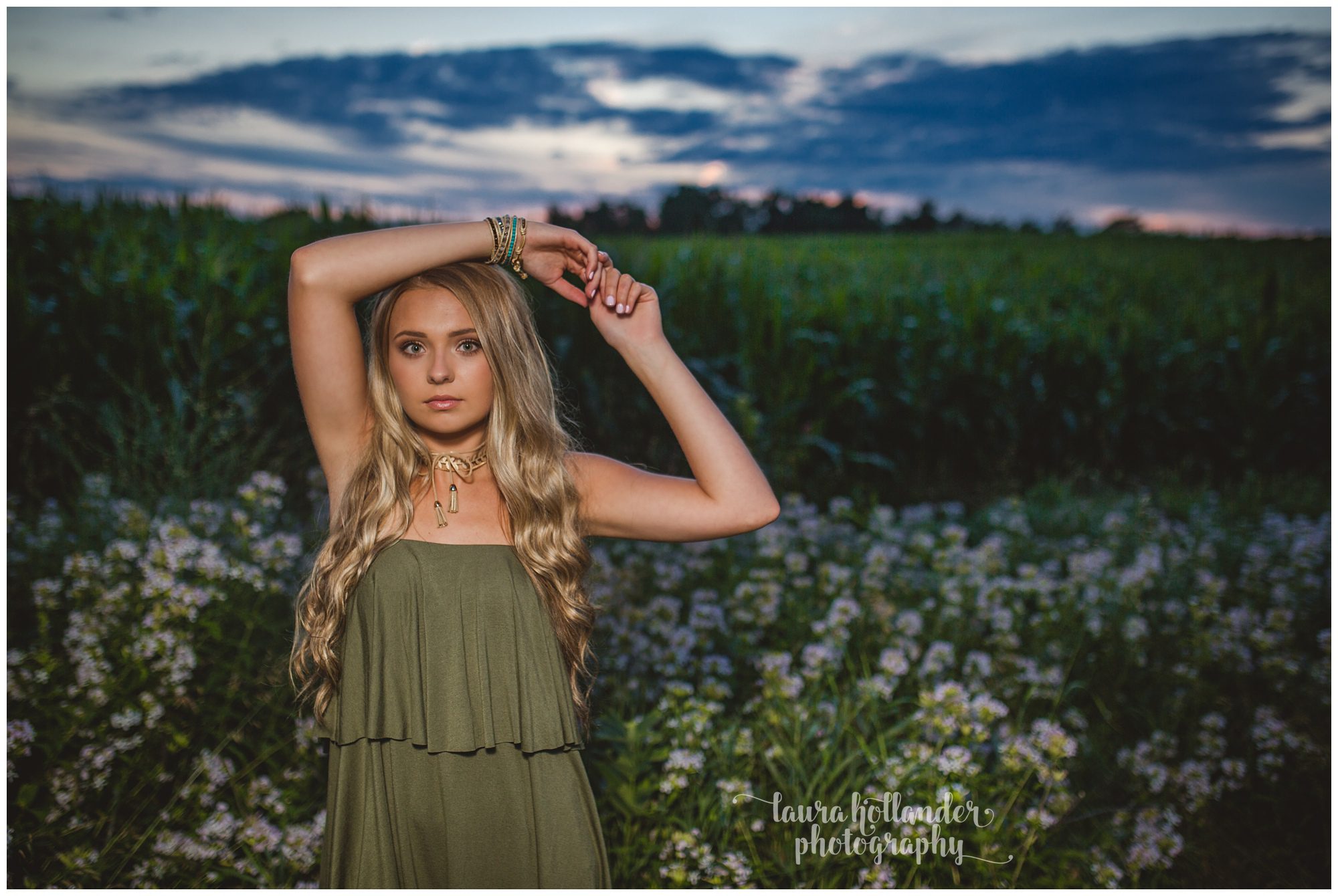 senior portraits in a field at sunset, senior girl what to wear, sunset portraits in Battle Creek MI with Laura Hollander Photography